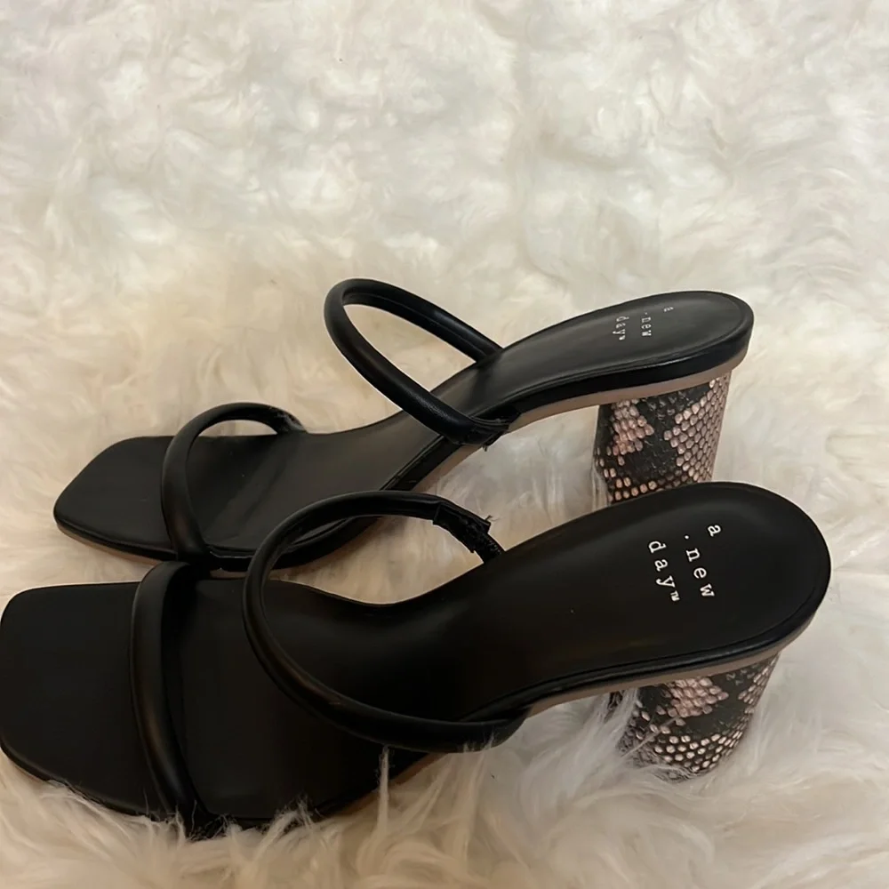 Black open toe heels 👠 - Picture 2 of 3
